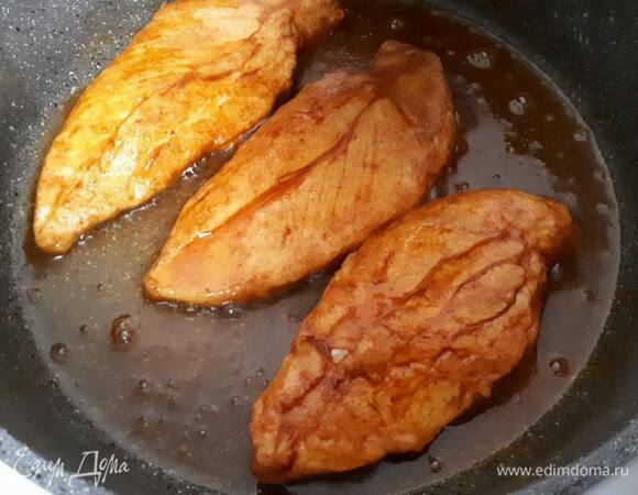Обваляйте курицу в смеси и поджарьте на сильном огне до образования корочки. Отложите в сторону.