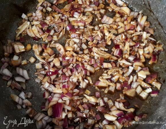 Нарежьте лук, раздавите чеснок и обжарьте в оставшемся от курицы масле.