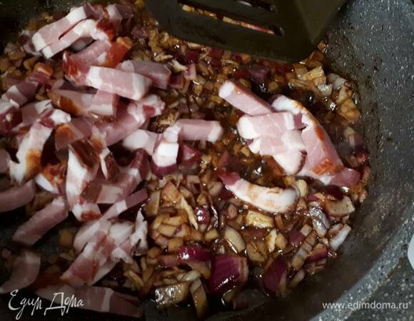 Добавьте нарезанную соломкой грудинку и обжарьте пару минут.