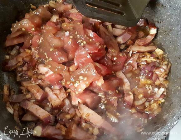 Помидоры очистите от кожицы, мелко нарежьте и добавьте в сковородку.