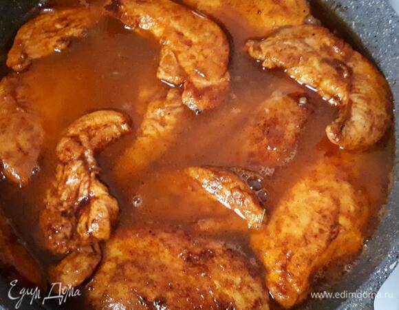 Сверху выложите курицу, залейте бульоном (можно использовать кубик), накройте крышкой, убавьте огонь и оставьте тушиться на 40 минут.