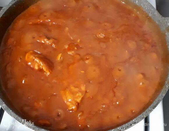 Добавьте пасту в сковородку, хорошо перемешайте и оставьте еще на 5 минут на среднем огне. Чем дольше вы будете прогревать паприкаш, тем гуще будет соус.