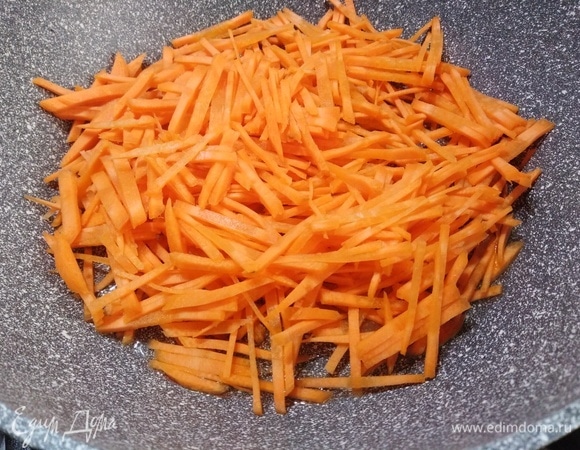 Морковь нарезать и обжарить на растительном масле.