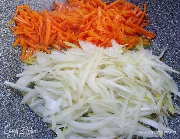 Добавить лук. Пережарить.