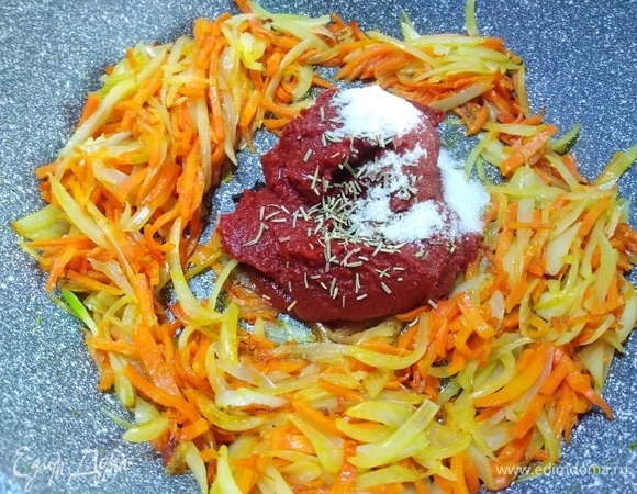 Затем добавить томатную пасту, гвоздику, розмарин и сахар. Жарить в течение 5–7 минут, помешивая.