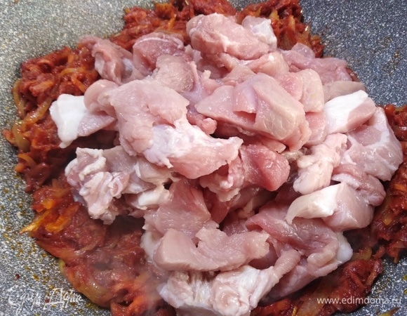 К овощам выкладываем свинину, солим, посыпаем перцем. Жарим 10–15 минут, чтобы мясо полностью поджарилось.