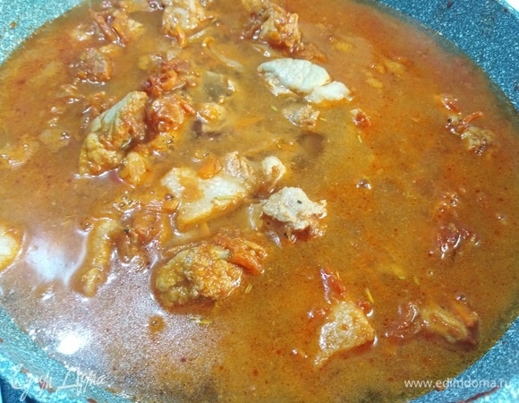 Вливаем воду. Досаливаем по вкусу. Под крышкой томим 15 минут.