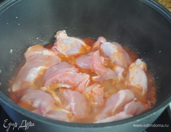 Выложить куски курицы в сотейник.