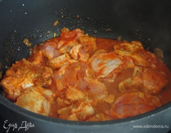 Перемешать их так, чтобы они покрылись соусом. Довести до кипения, затем убавить нагрев до легкого кипения, накрыть крышкой и готовить 45–60 минут, пока мясо не будет отделяться от костей. Если соус будет сильно выкипать, добавьте воды. Следите, чтобы соус не стал слишком жидким, т. к. позже в него будут добавляться еще сливки.