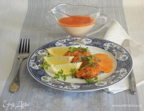 Выложите куски курицы на теплую тарелку. Вылейте сливки в соус, хорошо перемешайте, подогревая, но не доводя до кипения. Процедите соус и вылейте в соусницу.