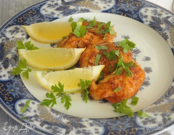 Подавайте с дольками лимона и петрушкой.