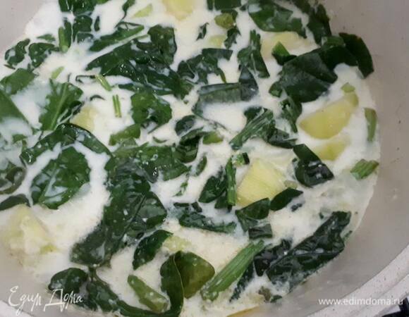 Крупно нарежьте шпинат и добавьте в суп. Проварите 5 минут.