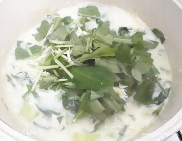 Крупно нарежьте черемшу, добавьте к супу, перемешайте, снимите с огня и пюрируйте.