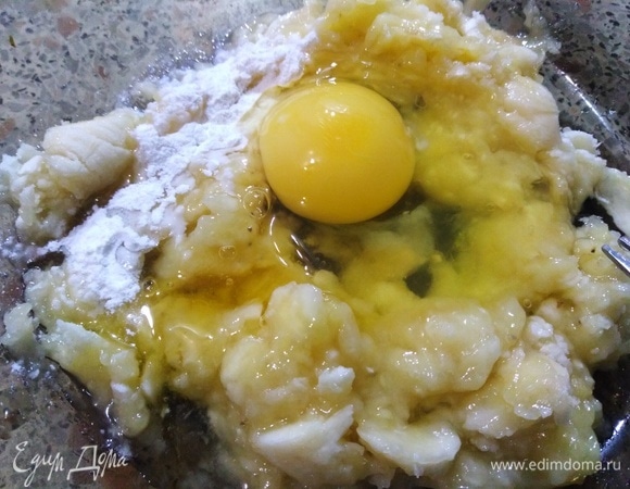 Банан размять. Вбить яйцо, добавить разрыхлитель. Перемешать.