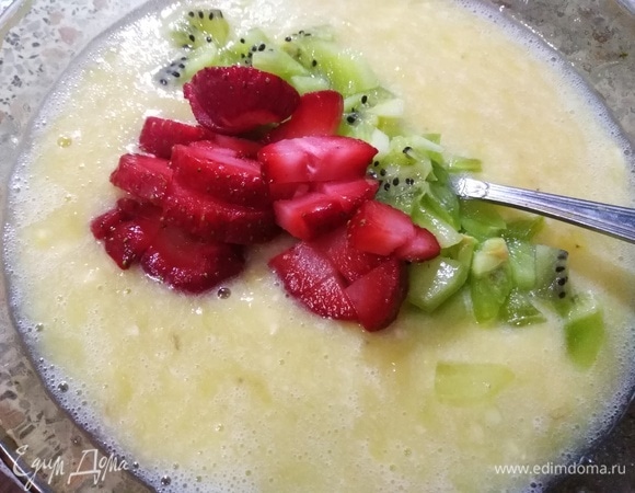 Добавить нарезанные клубнику и киви. Перемешать.