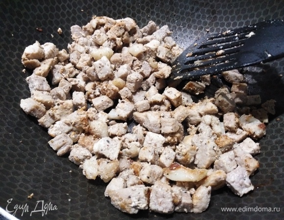 Свинину посыпаем перцем и обжариваем на сковороде.