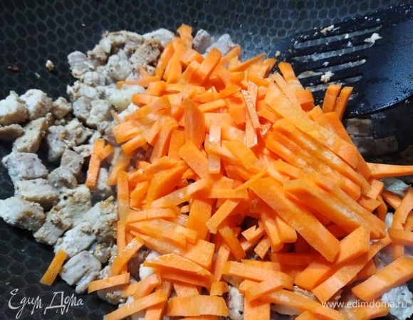 Солим, добавляем нарезанную морковь. Обжариваем.