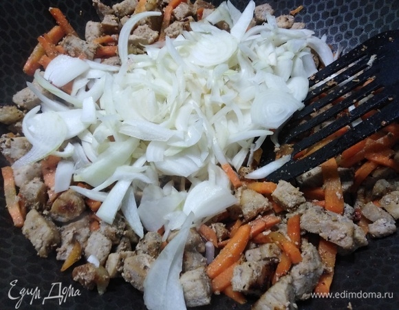 Следом — лук. Обжариваем.