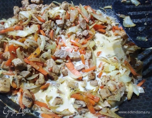 Вливаем стакан молока. Тушим 7–10 минут.