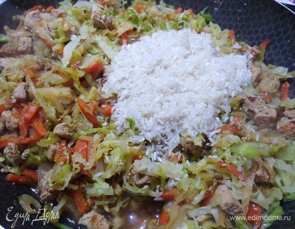 Всыпаем промытый рис.