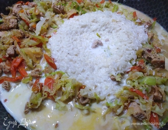 Заливаем 1,5 стаканами молока.