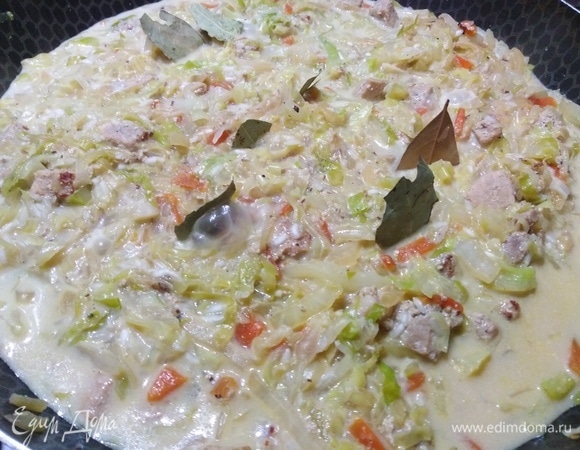 Перемешиваем, добавляем лавровый лист, тушим 30 минут на тихом огне.