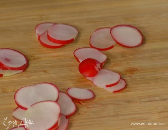 Редис нарезать тонкими кружками.