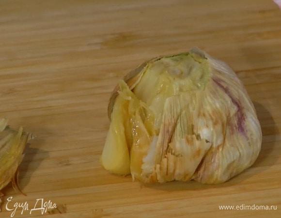 Головку чеснока запекать в разогретой духовке в течение часа, затем почистить.