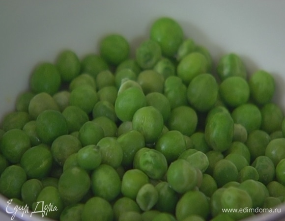 Стручковую фасоль и горошек разморозить.