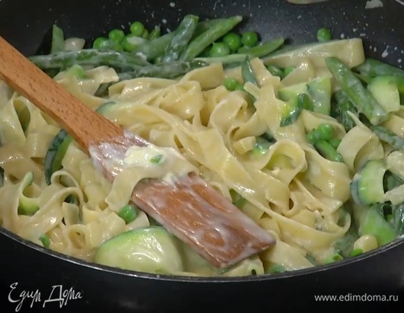 Отваренные макароны переложить в сковороду с овощами, добавить сливочный сыр, влить немного воды, в которой варились макароны, все перемешать и прогреть.