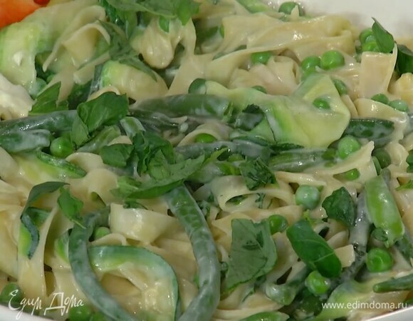 Готовую пасту переложить в глубокую тарелку, посыпать базиликом и сбрызнуть оливковым маслом Extra Virgin.