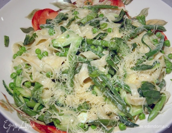 Сыр натереть на мелкой терке и посыпать пасту.