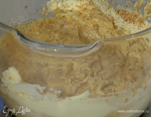 Предварительно размягченное сливочное масло и сахар поместить в чашу комбайна и взбить на средней скорости, влить кленовый сироп, по одному ввести яйца, добавить молотый имбирь и пахту, небольшими порциями всыпать муку, затем разрыхлитель, соду и измельченный миндаль, добавить ванильный экстракт и вымешать тесто.