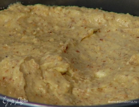 Две разъемные формы выстелить бумагой для выпечки, выложить в них тесто и выпекать в разогретой духовке 25–30 минут, затем коржи полностью остудить.