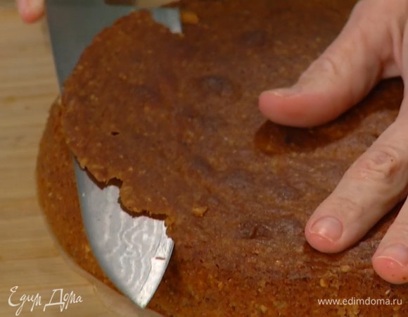 У остывших коржей тонким слоем срезать верх и измельчить в блендере в крошку.