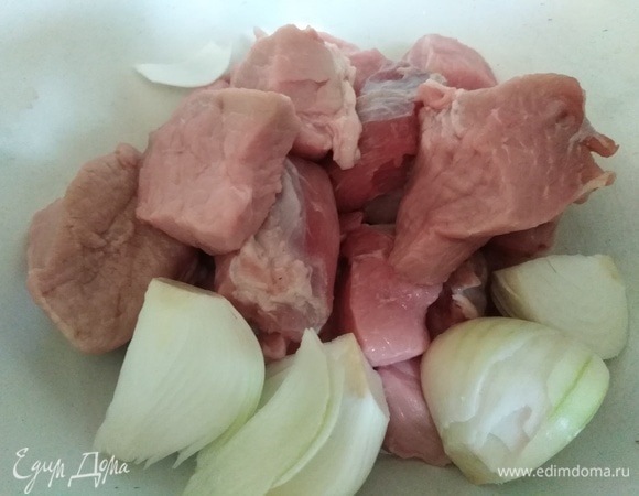 Свинину с луком пропустить через мясорубку.