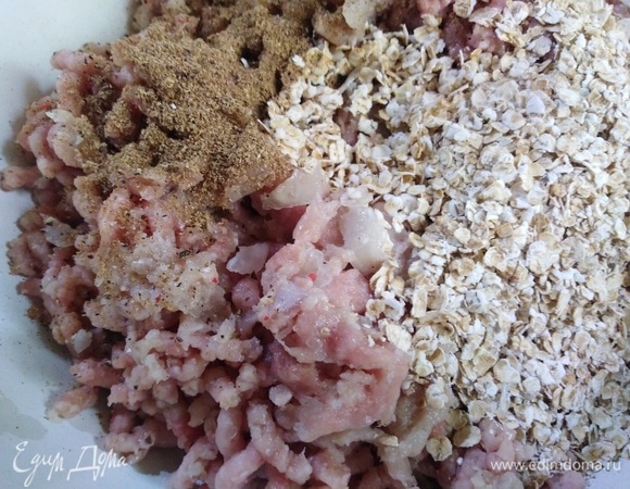 Добавить специи и геркулес.