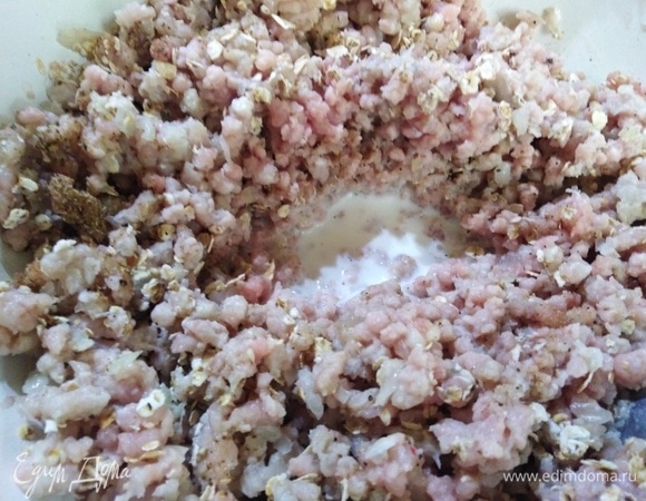 Влить молоко. Хорошо перемешать.