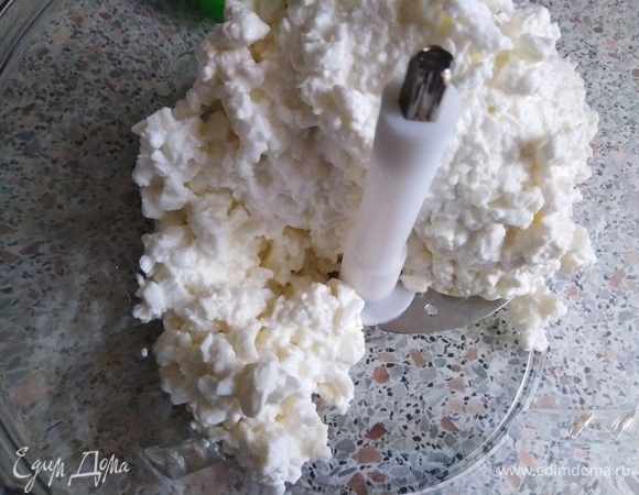 Творог измельчить блендером.