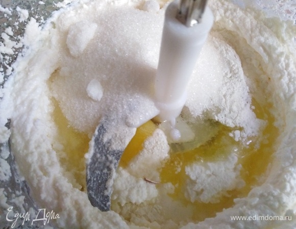 Всыпать сахар, разрыхлитель, соль, вбить яйца. Смешать до однородности.