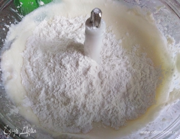 Всыпать крахмал. Перемешать.