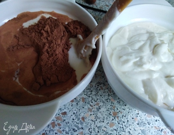 Разделить массу на две части. В одну из них влить молоко и всыпать какао. Перемешать.