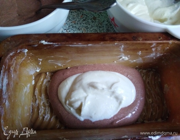 Выкладывать массу в смазанную маслом форму поочередно.