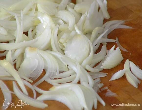 Лук почистить и нарезать соломкой.