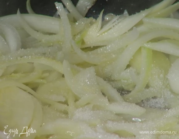 Разогреть в сотейнике сливочное и оливковое масло, выложить лук, всыпать сахар, 1/2 ч. ложки соли и дать луку закарамелизироваться.