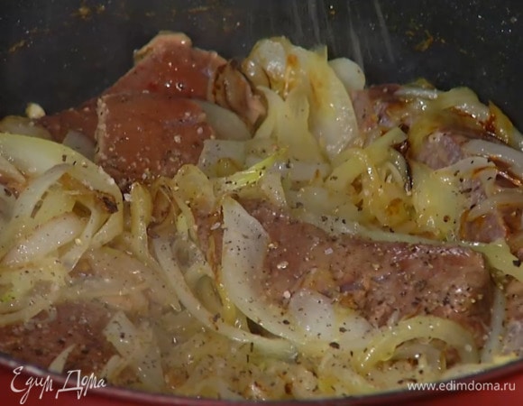 Печень посолить, поперчить, посыпать мукой со всех сторон и разрезать на небольшие куски, затем выложить в сковороду с луком, еще раз посолить, поперчить и обжарить на сильном огне.