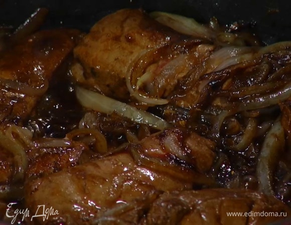 Влить в сковороду бальзамический уксус, все перемешать, уменьшить огонь и прогреть еще немного.