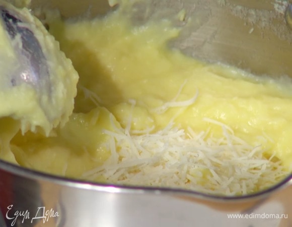 Приготовить пюре: картофель почистить, крупно порезать и отварить в подсоленной воде до готовности, затем часть воды слить, в картофель добавить сливочное масло, натертый сыр и взбить все погружным блендером.