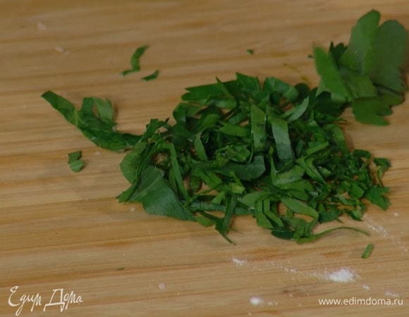 Петрушку мелко порубить.