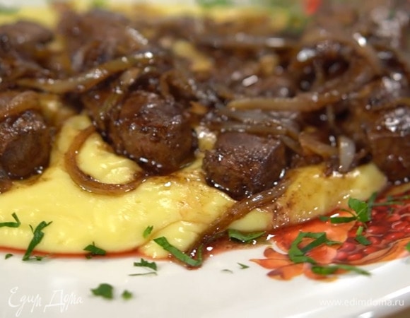 Подавать печень с картофелем, посыпав петрушкой.